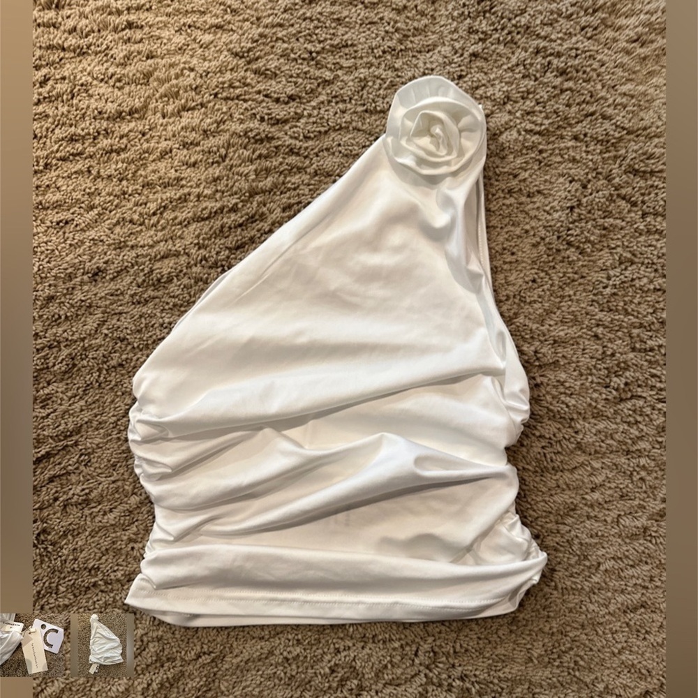 Commense NWT white flower one shoulder top - Picture 3 of 3